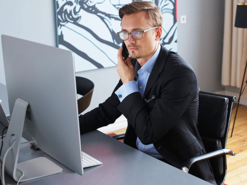 Solicitor advising on asbestos compensation by phone